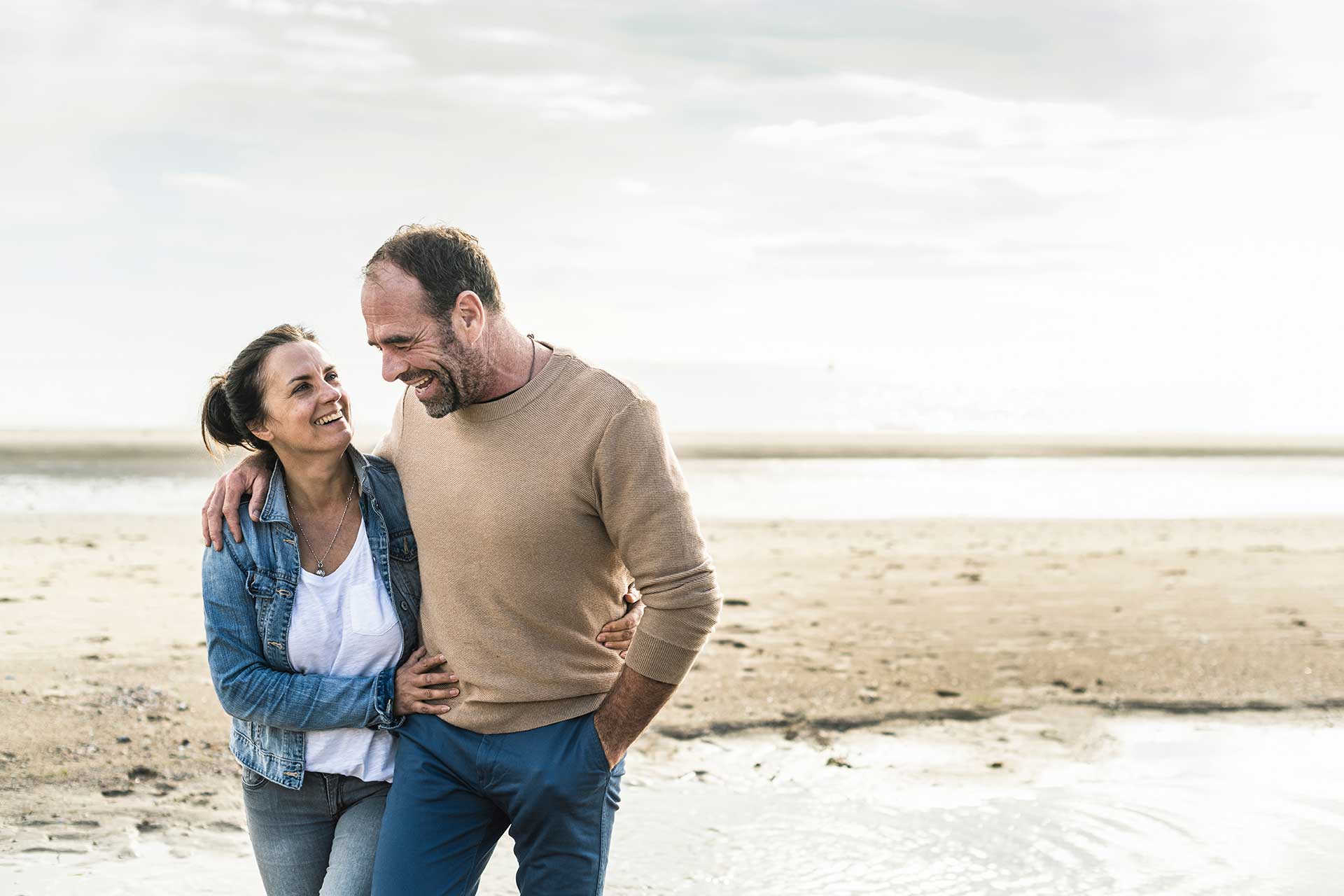 Man and Woman on the Beach | Gambling Treatment Emergence | Addiction and Behavioral Therapies in Oregon
